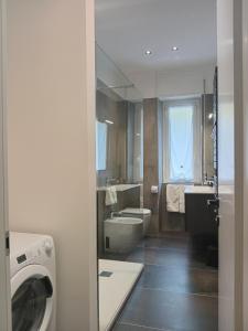 サレルノにあるNonna Ida homeの洗面台、トイレ、鏡のあるバスルーム