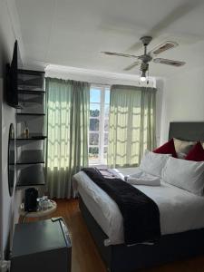 Una cama o camas en una habitación de CR BnB GUEST HOUSE
