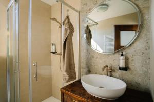 een badkamer met wastafel en douche met spiegel bij Brioni Hills - Premium Escape in Šmarje pri Jelšah