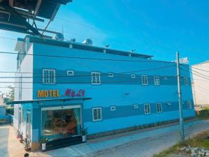 a blue building with a motel mitzawi sign on it at Mỹ Lệ Motel in Ho Tram