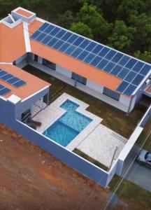 a house with solar panels on the roof at Casa Piscina Centro BonitoMS in Bonito