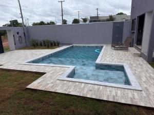 a swimming pool in the backyard of a house at Casa Piscina Centro BonitoMS in Bonito