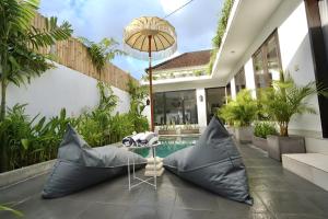 a courtyard with a pool and a house at Villa Mimoza Umalas Bali in Kerobokan