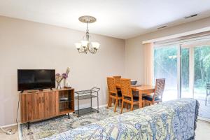 哥伦比亚Less Than 25 Mi to Downtown Baltimore and DC Apt with Deck的客厅配有电视和桌椅