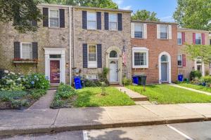 哥伦比亚Less Than 25 Mi to Downtown Baltimore and DC Apt with Deck的前面有旗帜的砖房