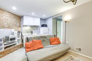 哥伦比亚Less Than 25 Mi to Downtown Baltimore and DC Apt with Deck的配有橙色枕头的床的客房