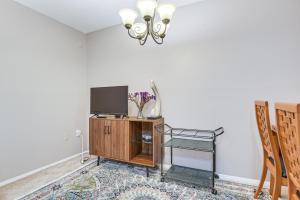 Less Than 25 Mi to Downtown Baltimore and DC Apt with Deck的电视和/或娱乐中心