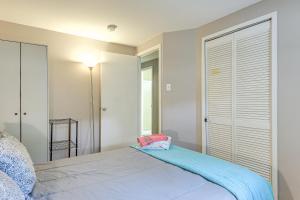 Less Than 25 Mi to Downtown Baltimore and DC Apt with Deck客房内的一张或多张床位