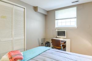 Less Than 25 Mi to Downtown Baltimore and DC Apt with Deck客房内的一张或多张床位