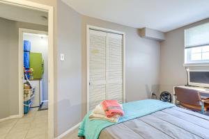 Less Than 25 Mi to Downtown Baltimore and DC Apt with Deck客房内的一张或多张床位