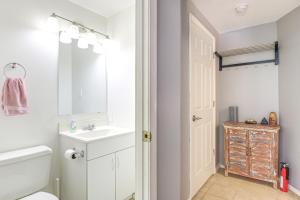 哥伦比亚Less Than 25 Mi to Downtown Baltimore and DC Apt with Deck的配有白色马桶和水槽的浴室