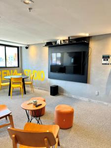 TV a/nebo společenská místnost v ubytování (1209)Studio com vista panorâmica