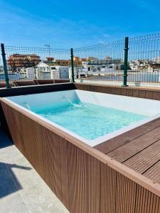 フエンヒロラにあるNew Central & Cosy Apartments at Fuengirola Beachの建物の上にホットタブがあります。