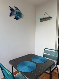 Appartement Vue mer à 2 minutes à pied des plages Tartane tesisinde bir oturma alanı