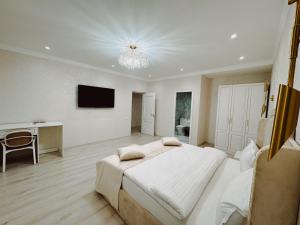 Televiisor ja/või meelelahutuskeskus majutusasutuses Old Yerevan Boutique Hotel +37 fotot