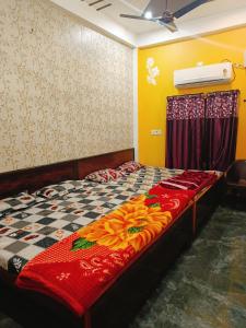 un dormitorio con una cama en una habitación en janki paying guest house, en Ayodhya