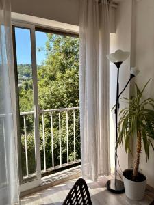ルーアンにあるAppartement Rouen centre proche CHUのバルコニーの景色を望む窓付きの客室です。 +31枚の写真