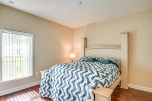 Postel nebo postele na pokoji v ubytování Family Home Less Than 10 Mi to Flagler Beach WFH Ready!