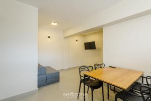 a dining room with a table and a couch at Apto de 2Q, completo, Asa Norte - CGS0002 in Brasilia