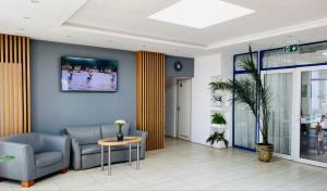 ein Wohnzimmer mit Sofa und Tisch in der Unterkunft Hotel Magnet in Stryi