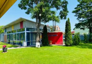 ein Gebäude mit einem Baum im Hof in der Unterkunft Hotel Magnet in Stryi