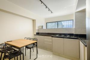 a kitchen with a table and chairs in a room at Apto de 2Q, completo, Asa Norte - CGS0002 in Brasilia +6 photos