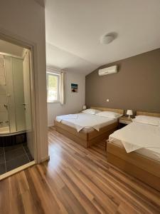 ein Schlafzimmer mit zwei Betten und einem Spiegel in der Unterkunft Villa Tonka in Makarska + 37 Fotos