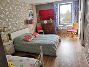 a small bedroom with a bed and a window at Ty Capitaine Chambres d'hôtes Guidel in Guidel