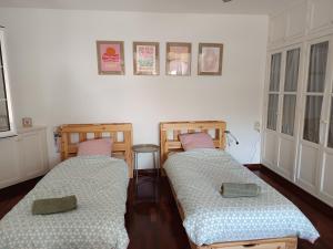 two twin beds in a room with at Casa La Vuelta in Águilas