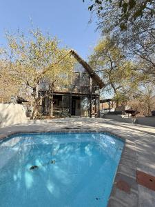 La alberca dentro o cerca de Veni Vidi Amavi Luxury Safari Treehouse