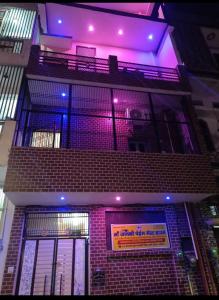 un edificio con luces moradas encima en janki paying guest house, en Ayodhya