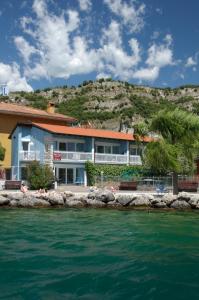 Gallery image of Casa Toblini al Lago on the beach in Nago-Torbole