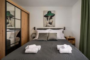 Un dormitorio con una cama con toallas. en Villa Suri by Istrialux, en Svetvinčenat 29 fotos más