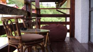 un par de sillas y una mesa en un porche en Olko House, en Yaremche