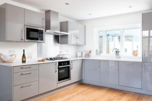 Kuchyň nebo kuchyňský kout v ubytování The Summer House HM101 Lower Mill Cotswolds