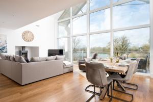 Posezení v ubytování The Summer House HM101 Lower Mill Cotswolds