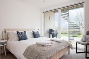 Postel nebo postele na pokoji v ubytování The Summer House HM101 Lower Mill Cotswolds