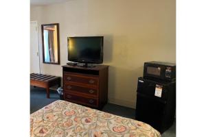 Μια τηλεόραση ή/και κέντρο ψυχαγωγίας στο Motel 6 Bracey, VA I 85