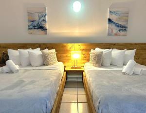 Postel nebo postele na pokoji v ubytování Nautilus by La Jamaca Hotels-Downtown La Parguera