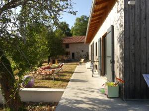 a walkway next to a building with a patio at La Férandie in Chéronnac