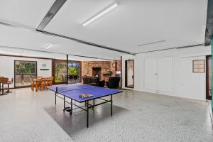 Kemudahan pingpong di Large Beach Retreat with Ocean Breeze & Style atau berdekatan