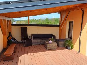 eine Terrasse mit einem Sofa und einer Bank auf einer Terrasse in der Unterkunft Ferienwohnung Edelweiß im Erzgebirge in Markersbach