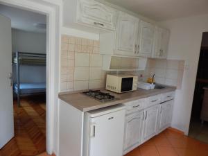 Köök või kööginurk majutusasutuses LiMa Apartman Ház