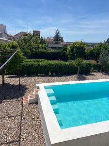 Swimmingpoolen hos eller tæt på Casa antigo Ferro Crucieira