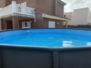 Bazén v ubytování Golden Villa nebo v jeho okolí