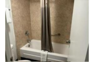 bagno con vasca e tenda doccia di Motel 6 Mesa, AZ - Downtown a Mesa