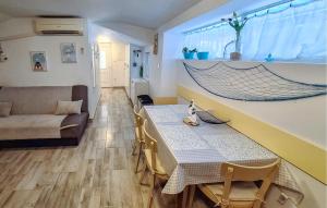 Ruang duduk di Awesome Home In Risika With Kitchen