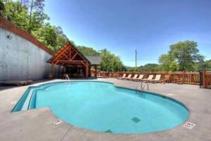 einen großen Pool mit Pavillon in der Unterkunft Valley Cove By Avada Properties in Pigeon Forge
