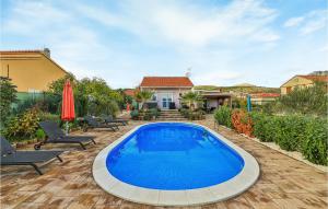 Πισίνα στο ή κοντά στο 3 Bedroom Cozy Home In Gustirna