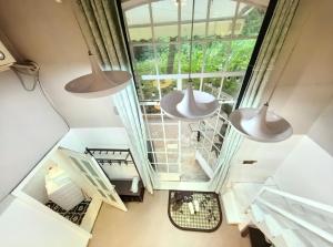 una vista sul soffitto di una camera con una grande finestra di 柃居 B&B - Huaihai Middle Road Branch a Shanghai